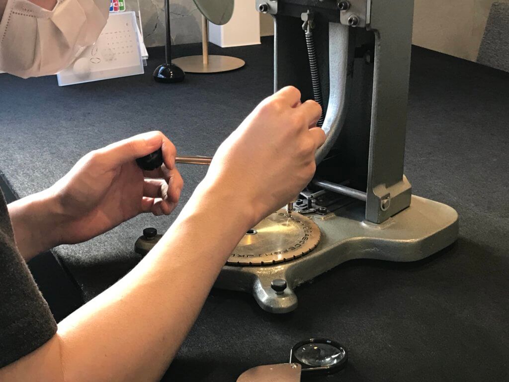 The process of typing letters into a ring by machine engraving.