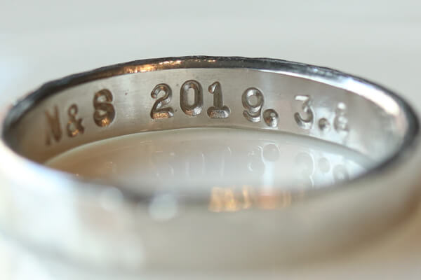 指輪に文字を刻印できます 手作り結婚指輪とペアリングのmitubaci ミツバチ