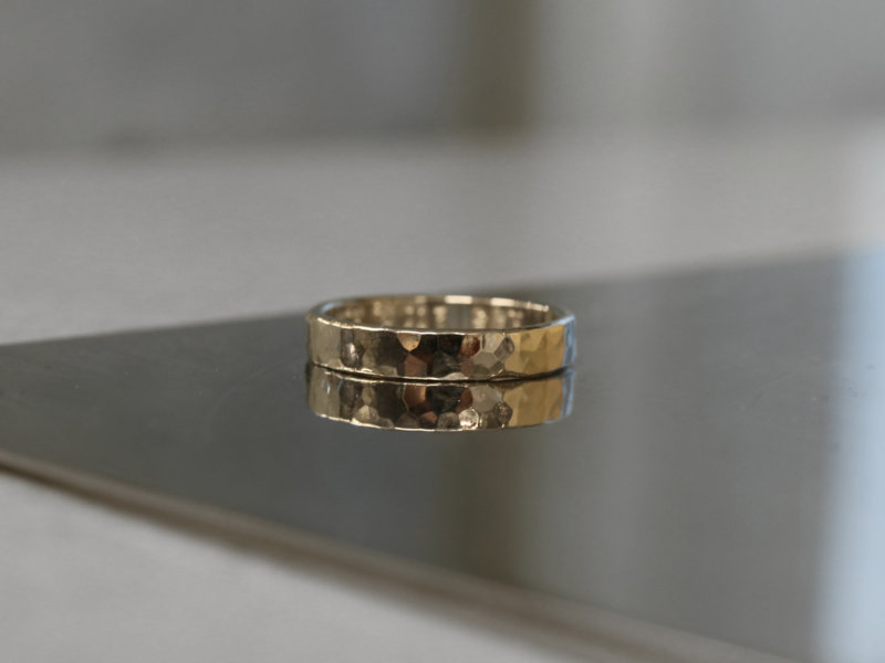 槌目・水面のようなきらきらした輝きの結婚指輪