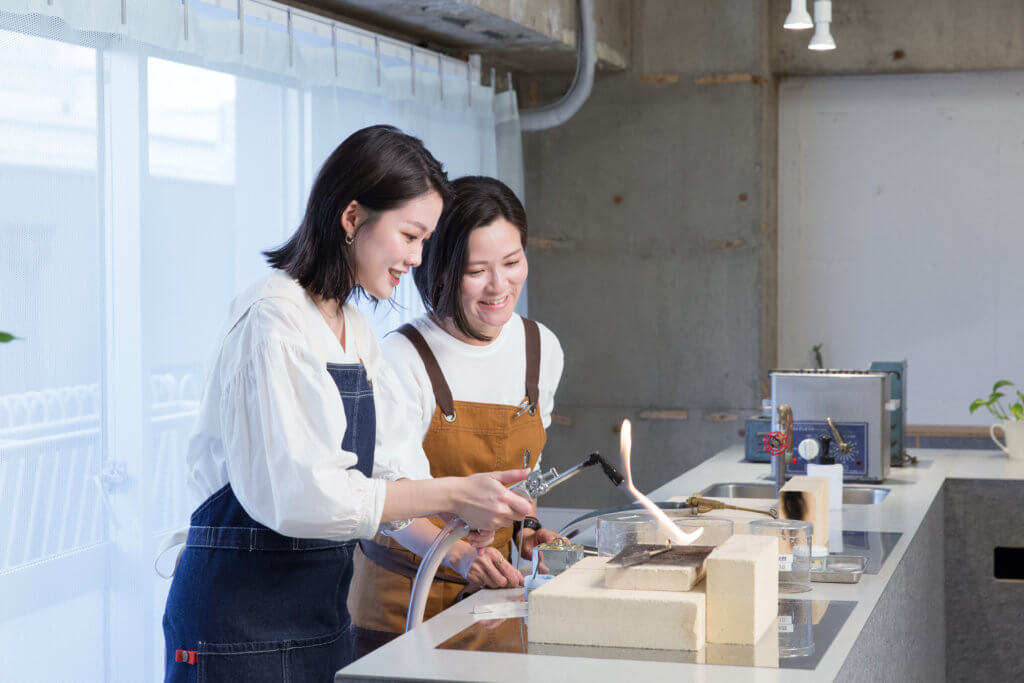 수제 결혼반지를 만드는 모습