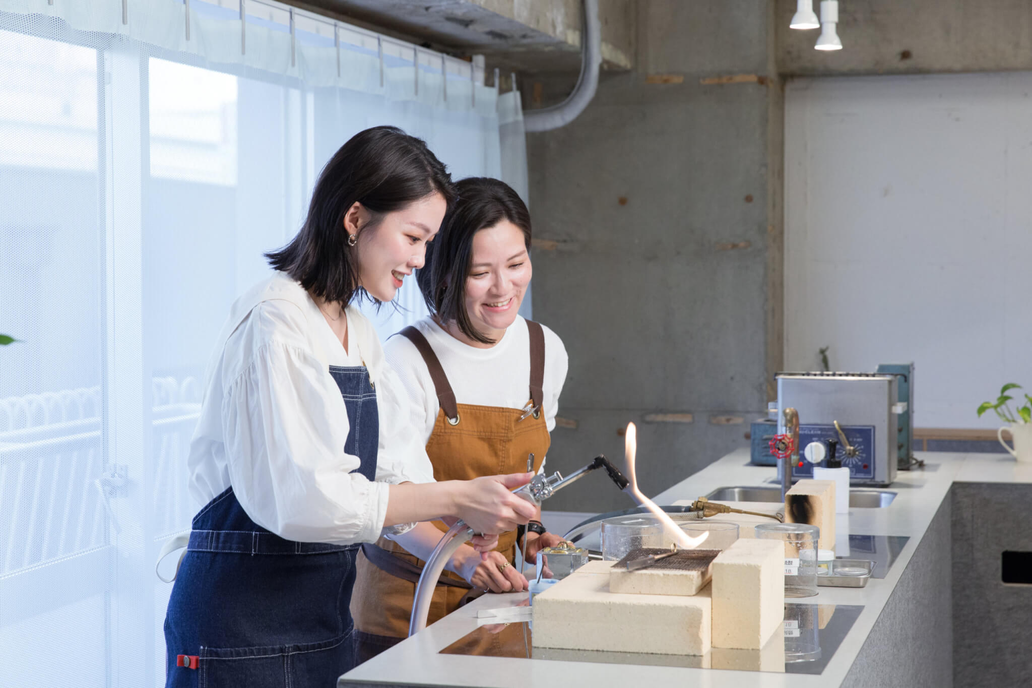 手作り結婚指輪をつくっているようす