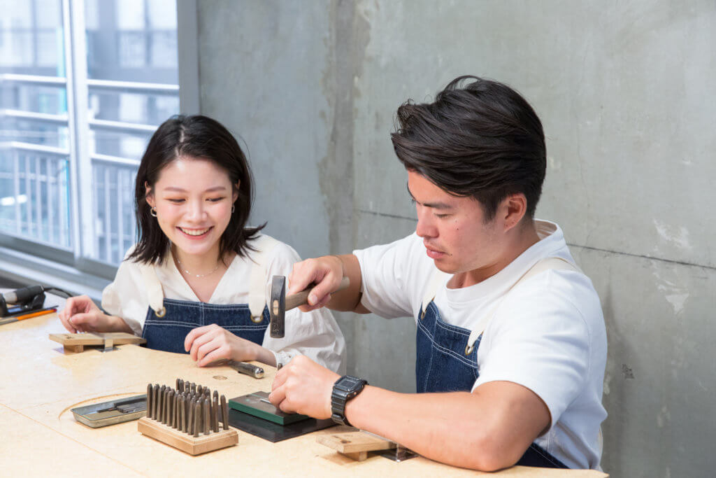 수제 결혼반지를 만드는 모습