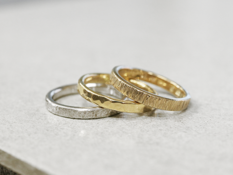 手工结婚戒指中三种流行的锤纹。