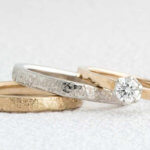 雪をイメージした手作り結婚指輪と槌目の婚約指輪