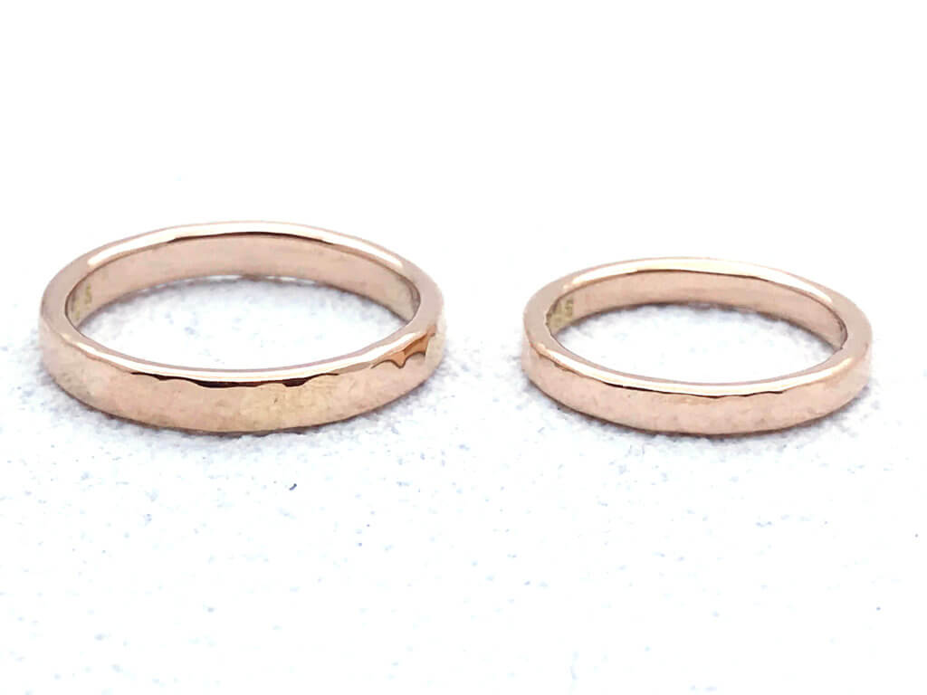 ピンクゴールドできらきら槌目の結婚指輪