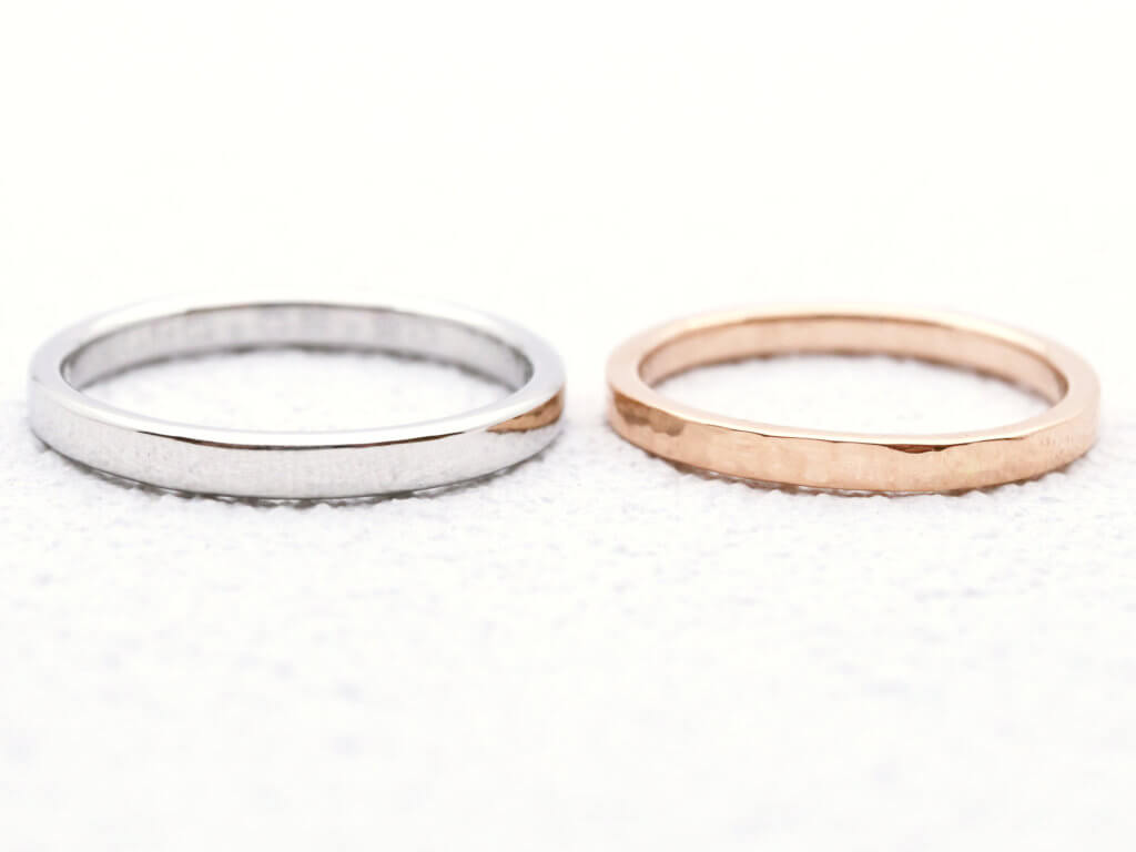 シンプルなプラチナ結婚指輪と細身の槌目結婚指輪