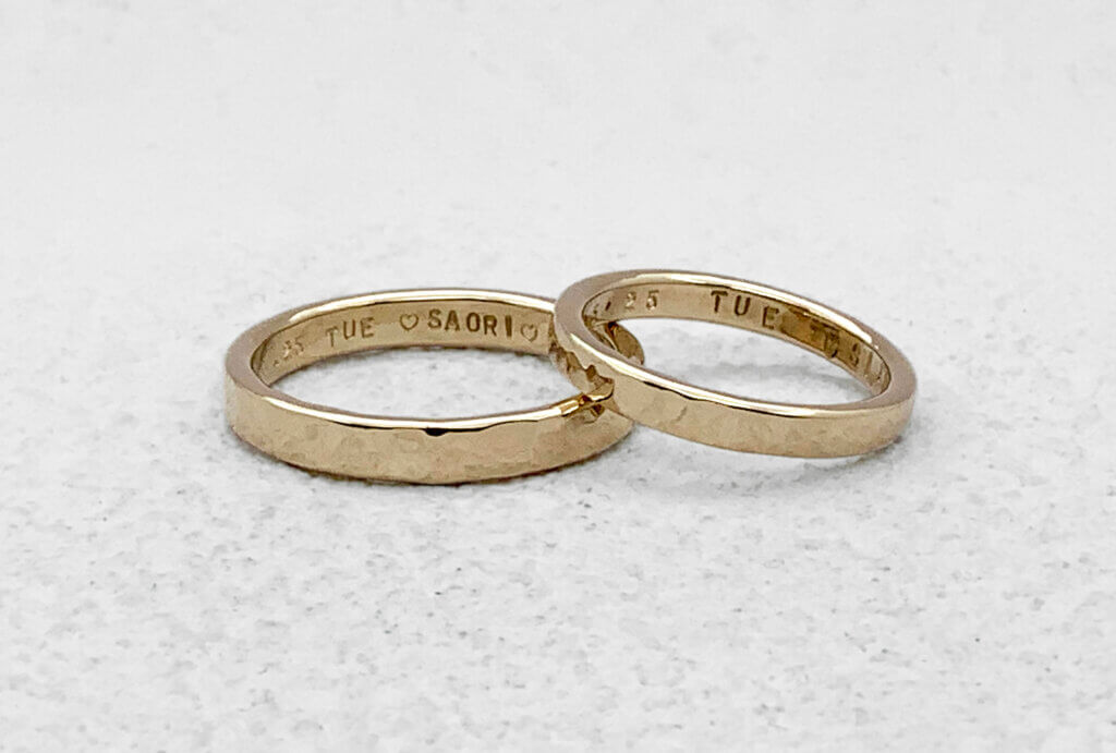 シャンパンゴールドで作った槌目の結婚指輪