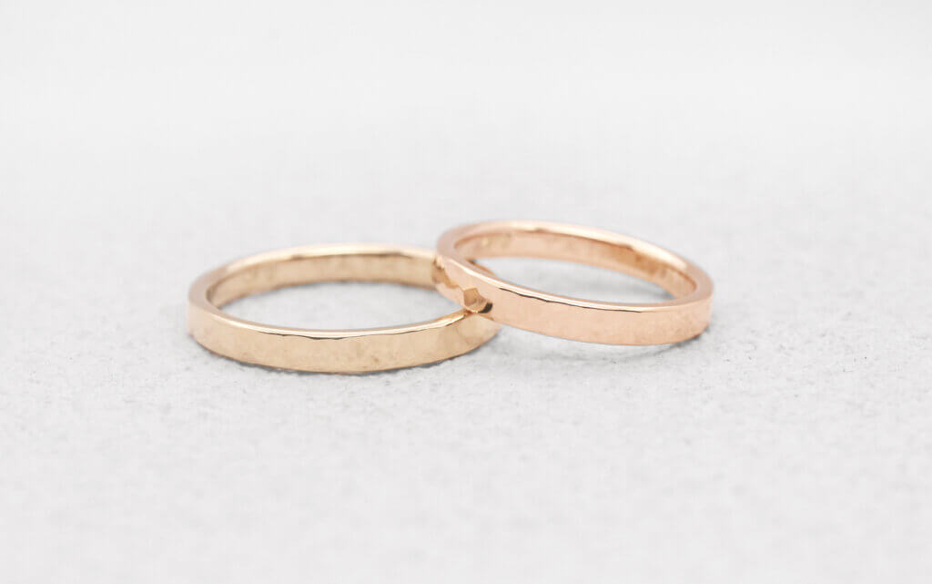 シャンパンゴールドとピンクゴールドの鎚目の結婚指輪
