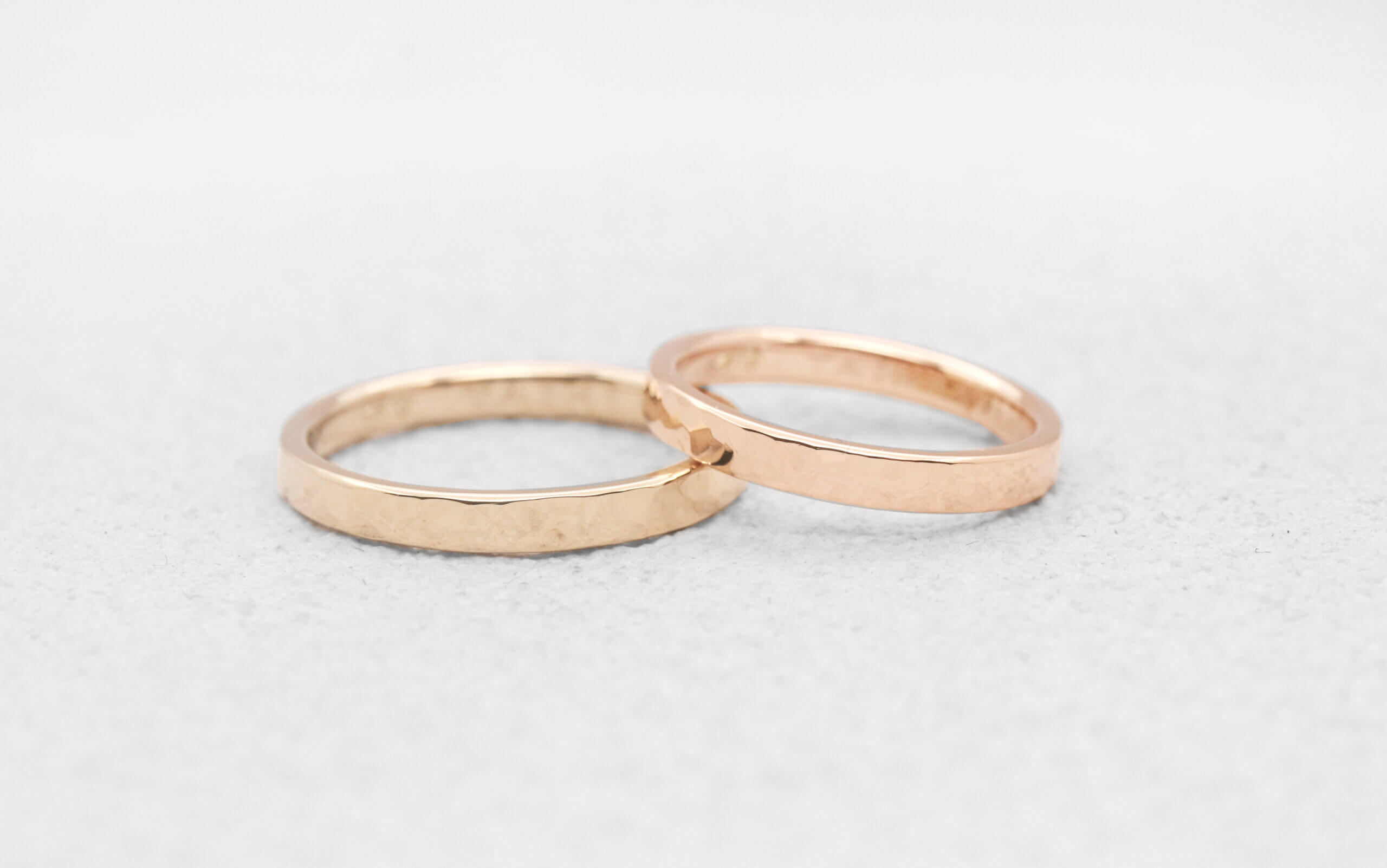 シャンパンゴールドとピンクゴールドの鎚目の結婚指輪 手作り制作事例