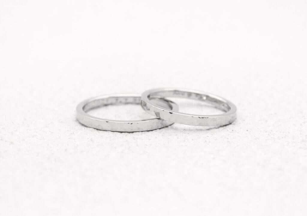 プラチナで作った槌目の結婚指輪