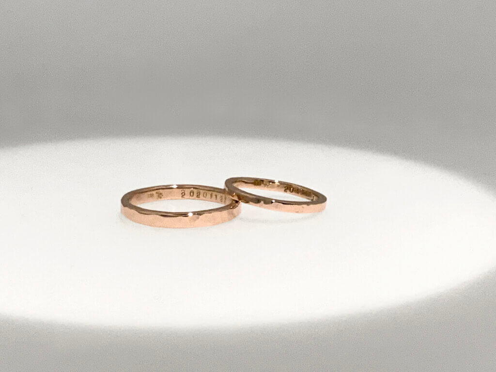 Hammered wedding band made of pink gold