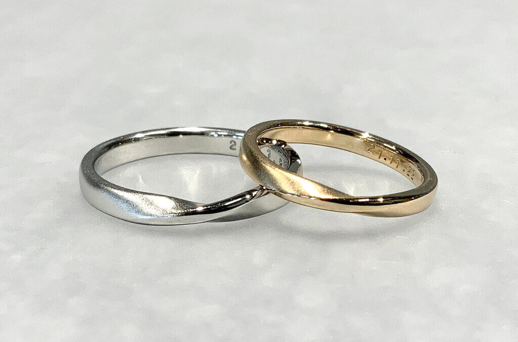 ひねり（ツイスト）を加えたプラチナとシャンパンゴールドの手作り結婚指輪