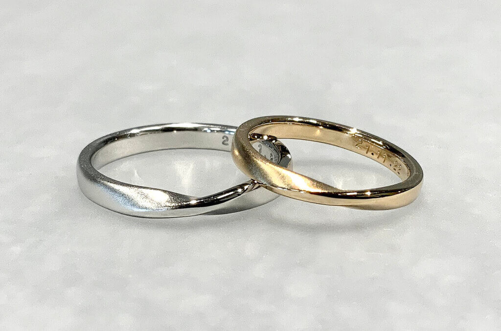 Handmade wedding band in platinum and champagne gold with a twist (twist)