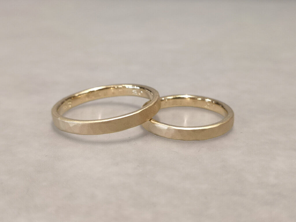 K18イエローゴールド・つや消し槌目の手作り結婚指輪