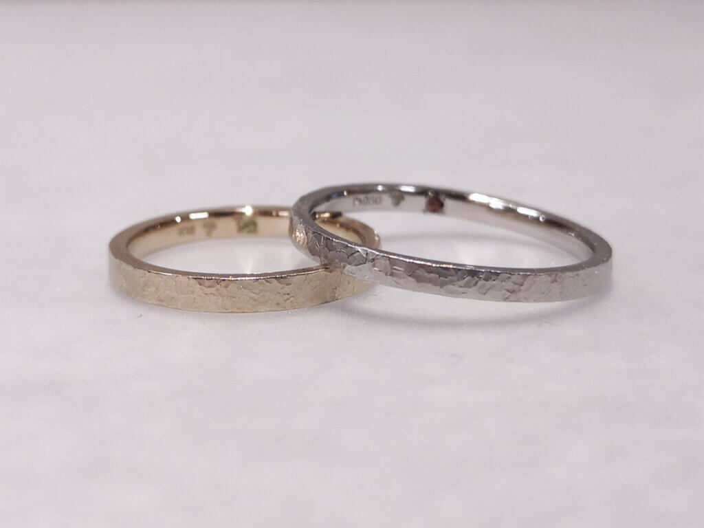 プラチナとシャンパンゴールドの手作り結婚指輪・フロストつや消しのお揃いテクスチャ