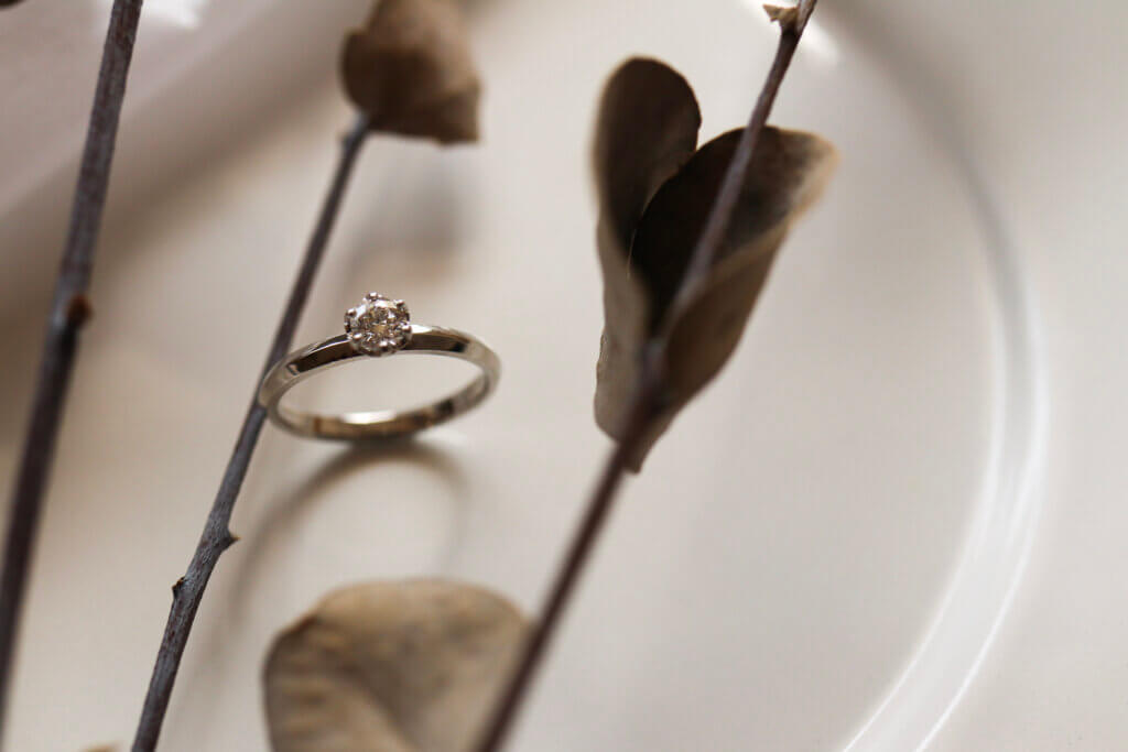 シャープなリングにダイヤモンドが輝く手作り婚約指輪