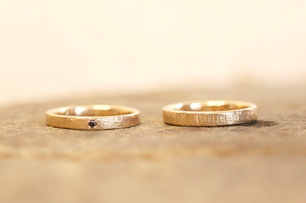 ２つのテクスチャが楽しめるシャンパンゴールドの手作り結婚指輪