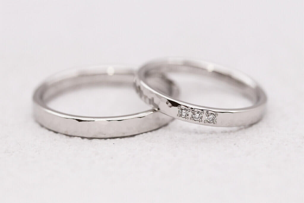 プラチナにダイヤモンドが3石輝く槌目の手作り結婚指輪