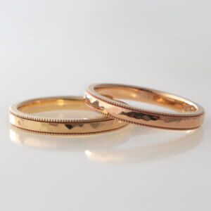 手工制作的结婚戒指，庆祝一对夫妇共同生活的开始。