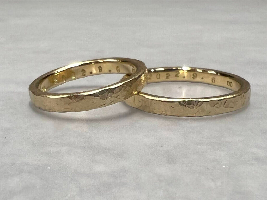 手工制作的拉丝黄金结婚戒指
