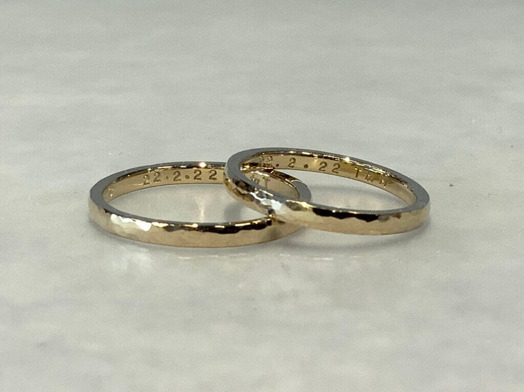 纤细的香槟金手工制作的结婚戒指。