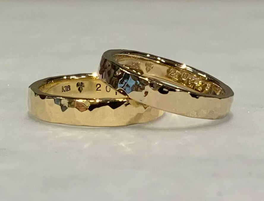 手工制作的香槟金和黄金结婚戒指。