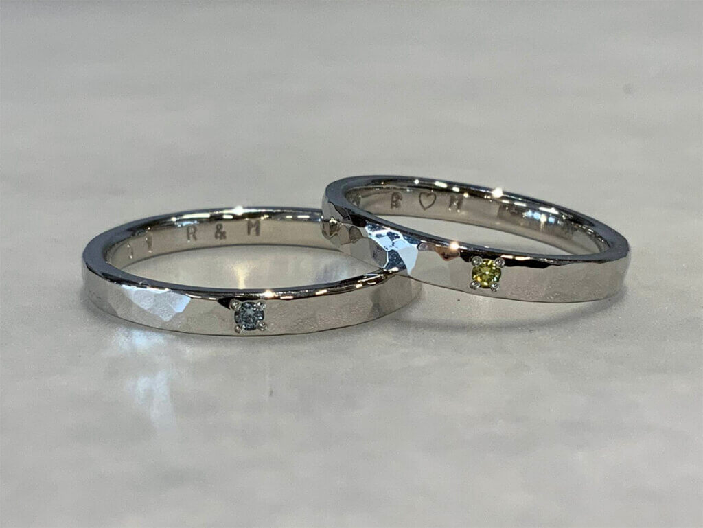 镶嵌彩钻的铂金手工结婚戒指。