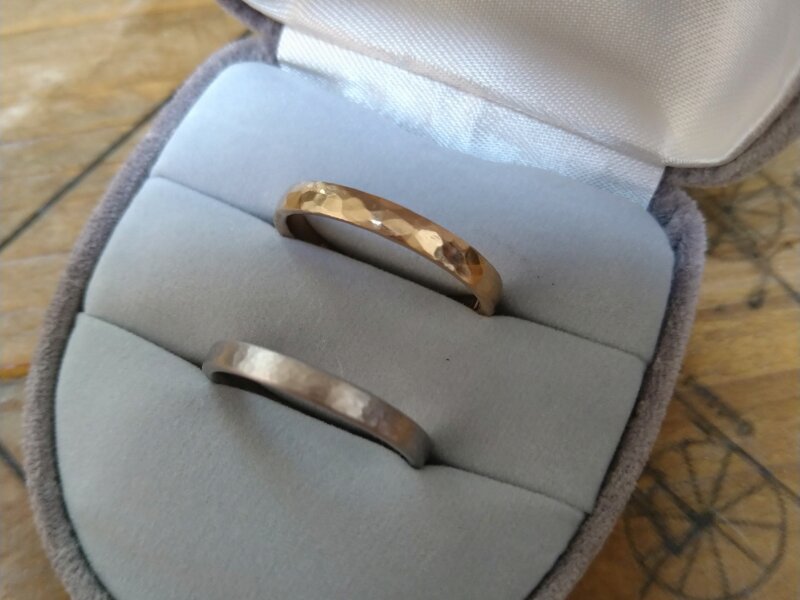 [套装销售，客户反馈]可由居住在远方的人制作的锤击式结婚戒指。