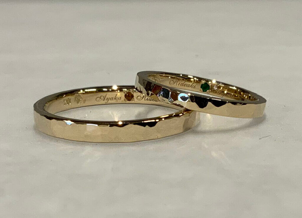 シャンパンゴールドの手作り結婚指輪・レーザー刻印と誕生石