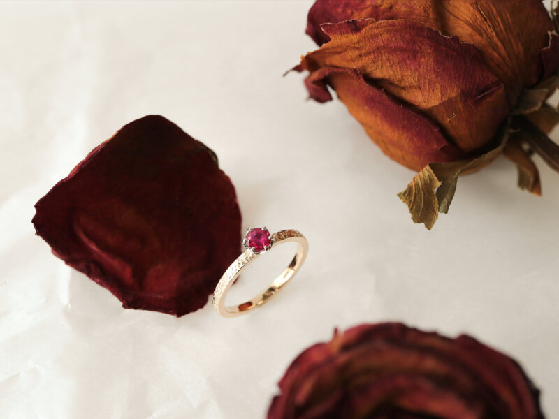 新产品，红宝石和蓝宝石订婚戒指