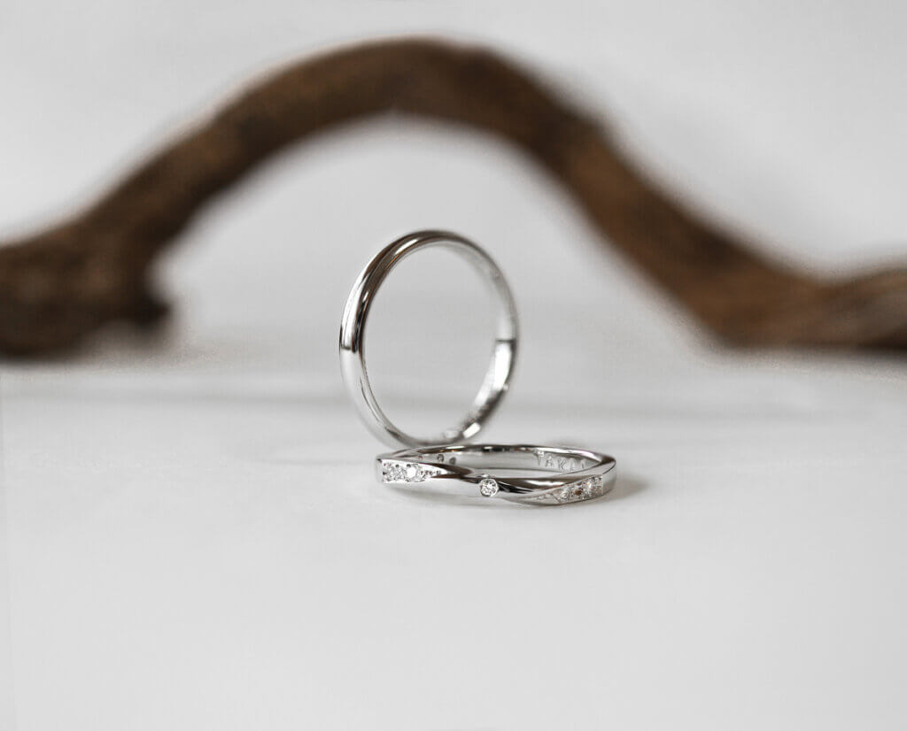 铂金手工制作的结婚戒指，有五颗钻石和扭曲。