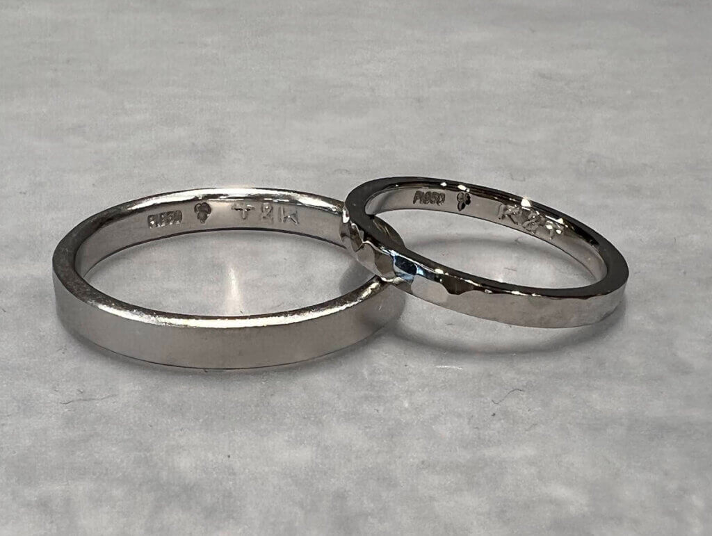 磨砂和锤纹铂金手工结婚戒指