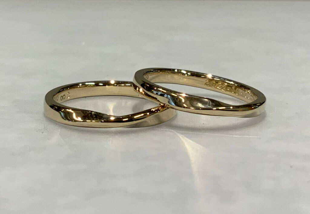 香槟金扭曲设计，手工制作的结婚戒指