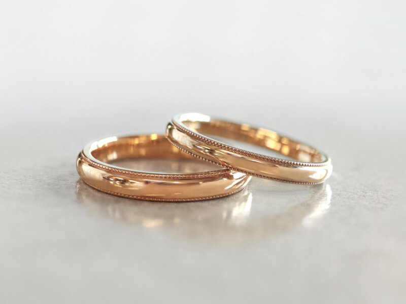 手工制作的结婚戒指，庆祝一对新人共同生活的开始。