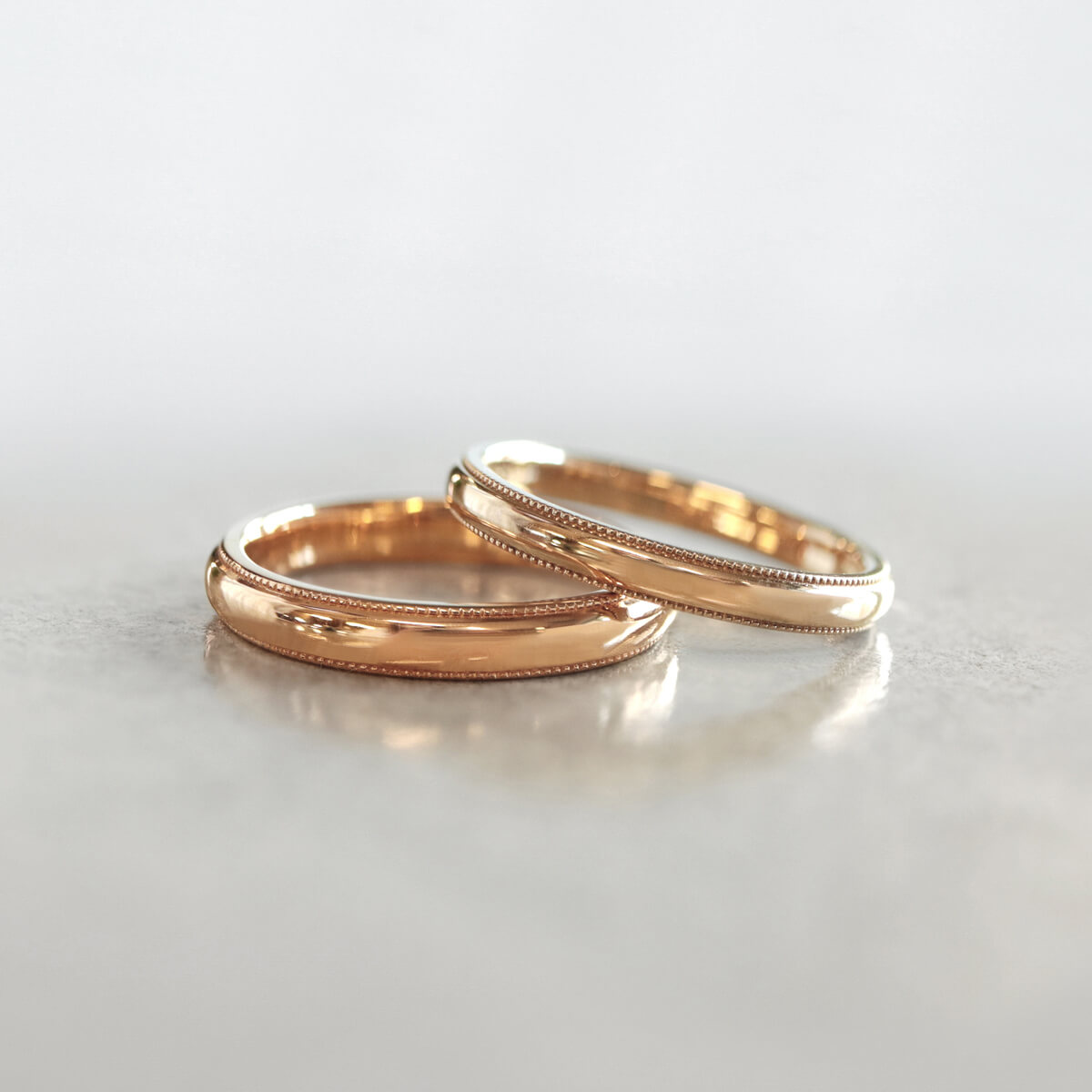 手工制作的结婚戒指，庆祝一对新人共同生活的开始。