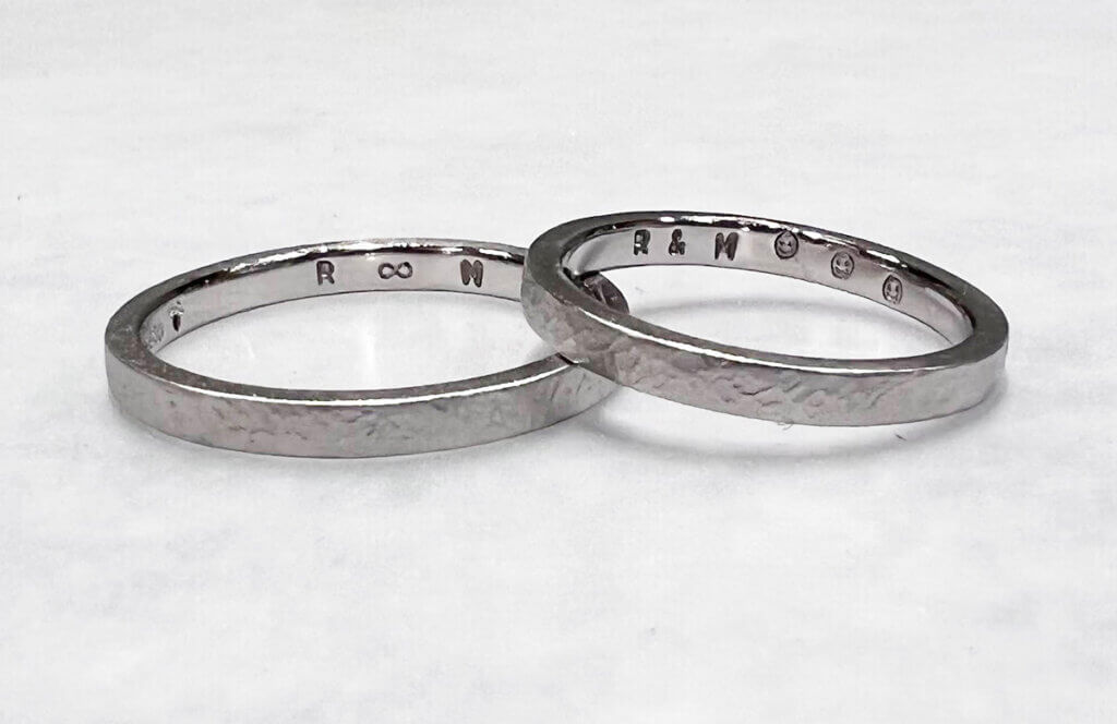 铂金手工制作的结婚戒指，气氛轻松。