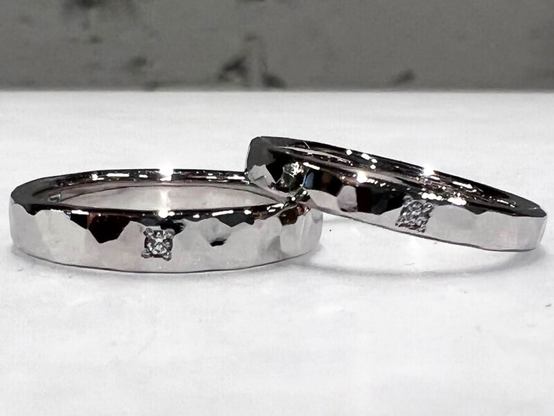 [手工制作的结婚戒指，献给我们结婚 20 周年。