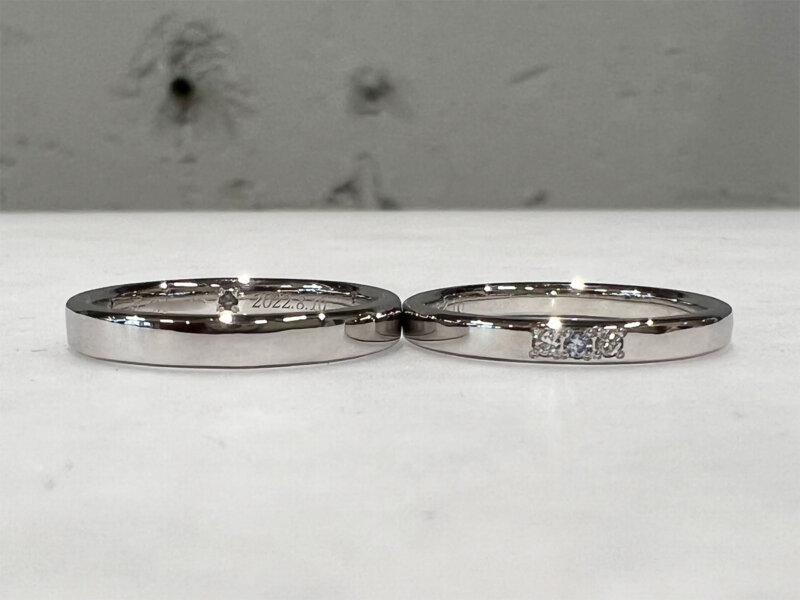 镶嵌三颗钻石的手工铂金结婚 戒指。