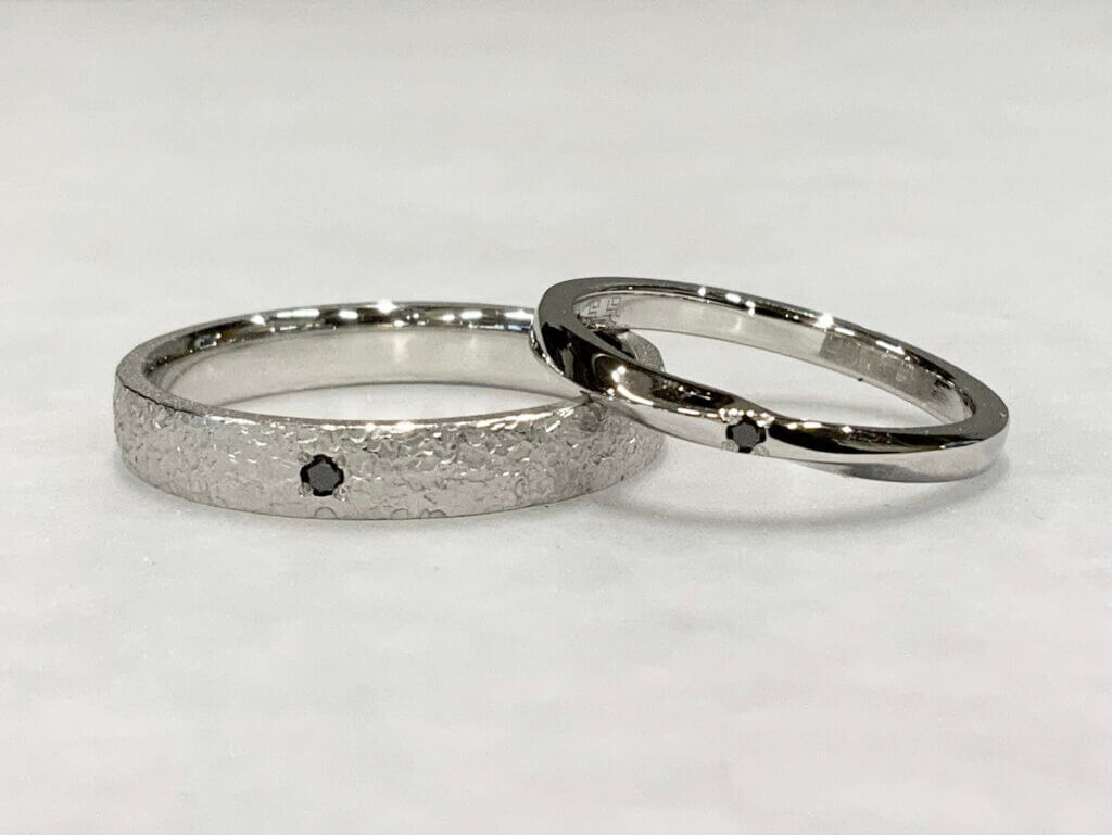 ブラックダイヤモンドを留めたプラチナの手作り結婚指輪