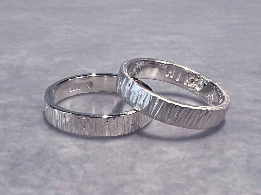 为周年纪念制作的配套银戒指。