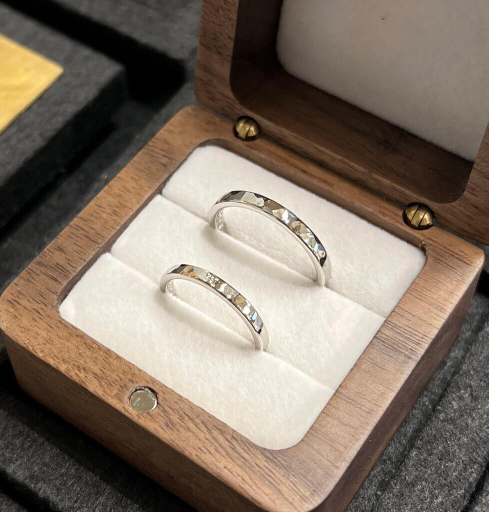 ダイヤモンドが輝く鎚目の手作り結婚指輪